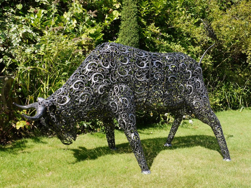 Large bull statue, full side view